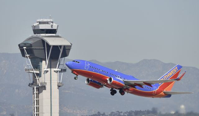 Boeing 737-700 (N236WN) - Departing LAX on 25R