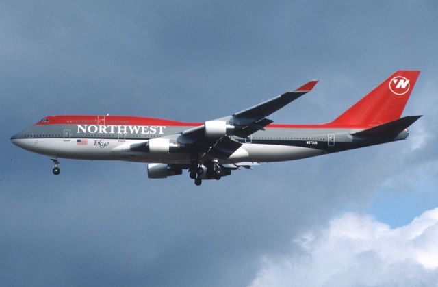 Boeing 747-400 (N673US) - Final Approach to Narita Intl Airport Rwy34L on 2000/01/15br / " City of Tokyo "