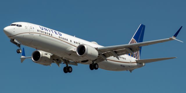 Boeing 737 MAX 9 (N47505) - United Airlines Boeing 737-9MAX arriving from Denver landing on runway 29 at Newark on 9/6/21.