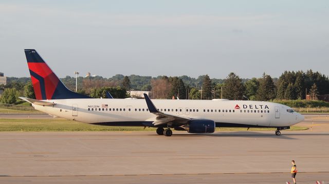 Boeing 737-900 (N812DN)