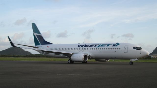 Boeing 737-800 (C-FYPB)