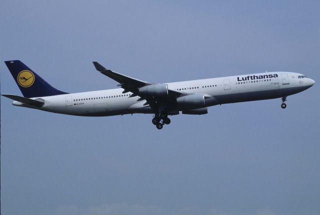 Airbus A340-300 (D-AIGA) - Final Approach to Narita Intl Airport Rwy34L on 1998/10/10