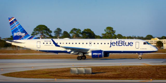 Embraer ERJ-190 (N337JB)