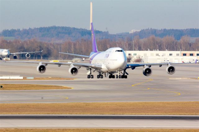 Boeing 747-400 (HS-TGY)