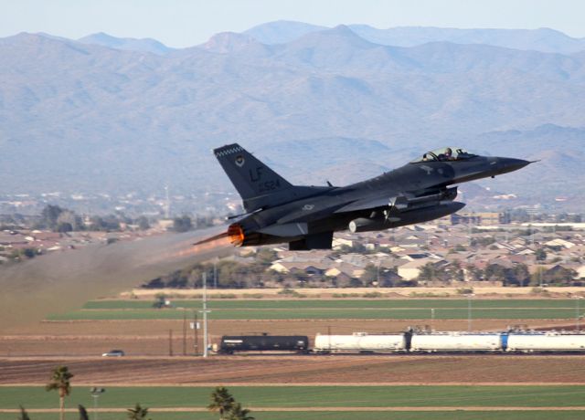 Lockheed F-16 Fighting Falcon (88-0524) - LUKE AFB Phoenix