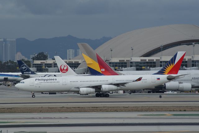 Airbus A340-300 (RP-C3437) - Philippine Airlines A340-313 cn332