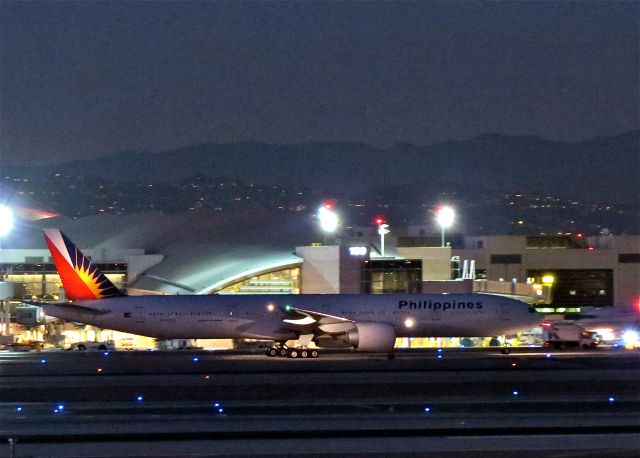 BOEING 777-300 (RP-C7773)