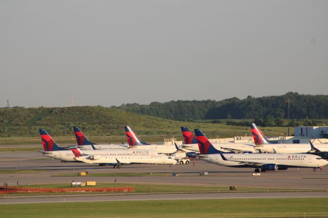 Canadair Regional Jet CRJ-900 (N914XJ) - Here is a overview of CVG airport.