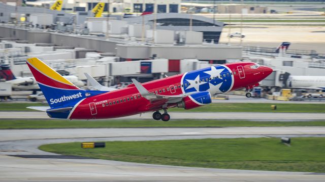 Boeing 737-700 (N922WN) - Tennessee One departing 26Lbr /6/17/17