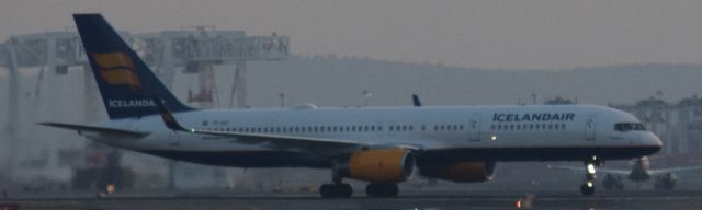 Boeing 757-200 (TF-IST)