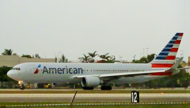 BOEING 767-300 (N392AN)