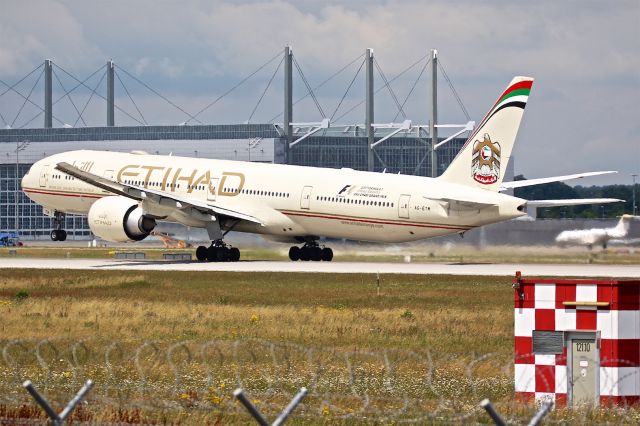 Boeing 777-200 (A6-ETM)