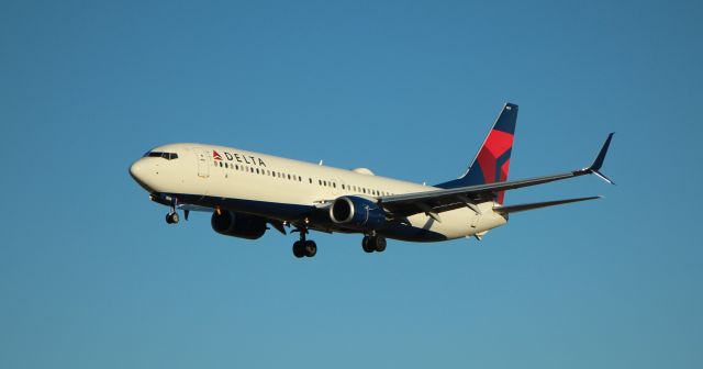 Boeing 737-900 (N829DN) - 020822 inbound for Rwy 33L