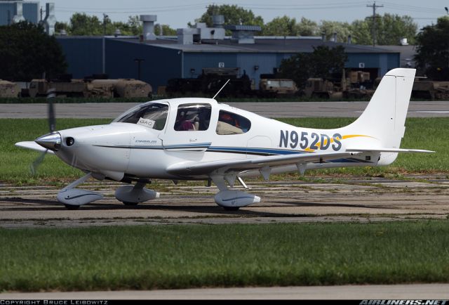 Cirrus SR-20 (N952DS) - OSH Arrival 2010