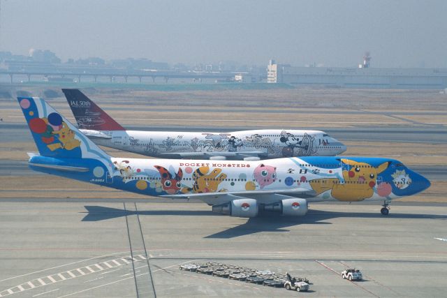 Boeing 747-400 (domestic, no winglets) (JA8964) - Taxing at Tokyo-Haneda Intl Airport on 2001/02/19 " Pokemon c/s "