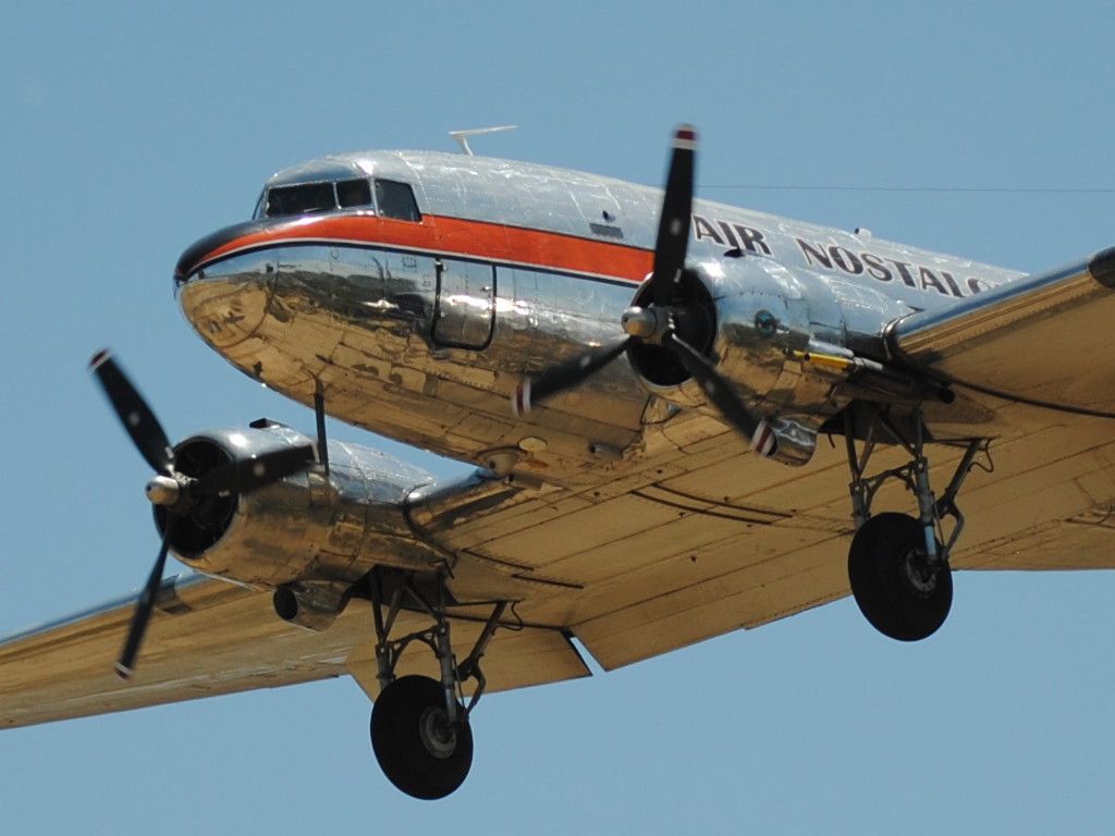 Douglas DC-3 (VH-TMQ)