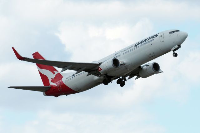 Boeing 737-700 (VH-VZU) -  Boeing 737-838 cn34187-3826. Qantas VH-VZU Lorne rwy 21 departure YPPH 22 Oct 2022