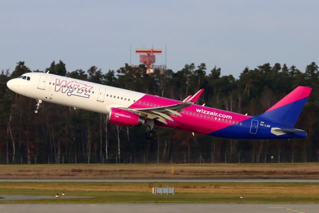 Airbus A321 (HA-LXB)