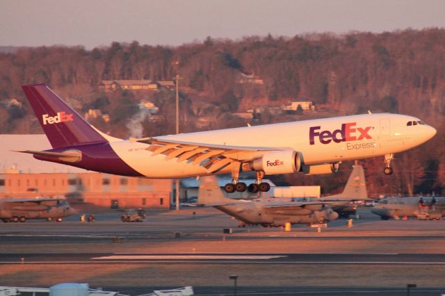 Airbus A300F4-600 (N673FE) - FDX1747 from Memphis just passing the threshold.