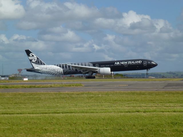 BOEING 777-300ER (ZK-OKQ)