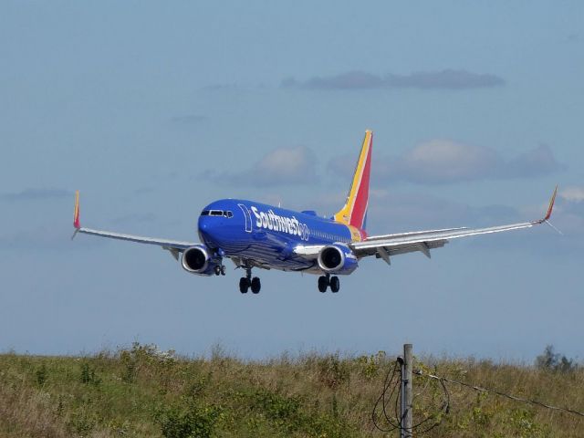 Boeing 737-800 (N8672F)