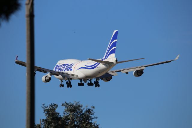 Boeing 747-400 (N756CA)