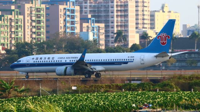 Boeing 737-800 (B-1925)