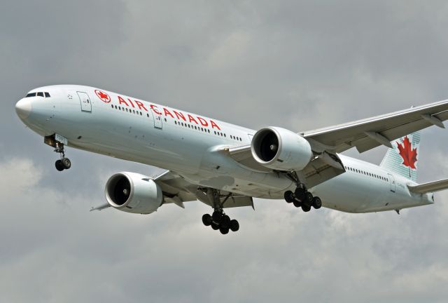 Boeing 777 (C-FRAM)