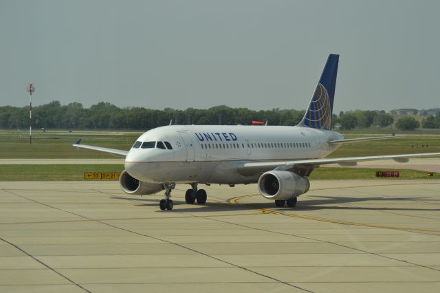 — — - N807UA taxiing to gate in FSD