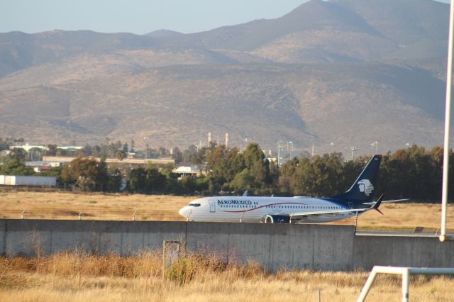 Boeing 737-800 (N825AM) - CARRETEO EN PISTA 27 PARA DESPEGUE.