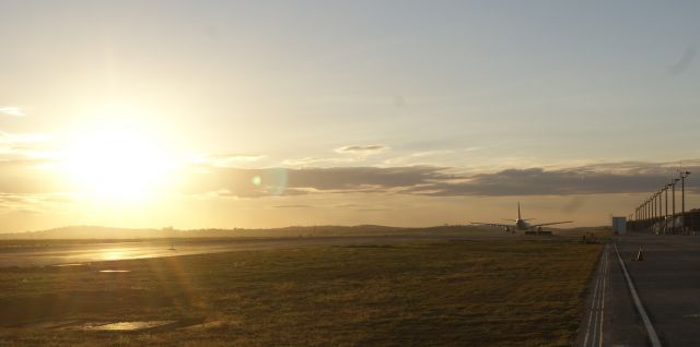 — — - Eu estava trabalhando e aproveitei para registrar o momento, com o belo pôr-do-sol.