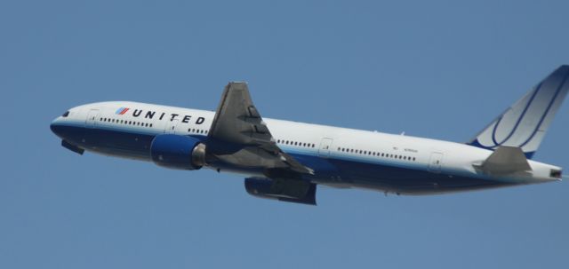 Boeing 777-200 (N795UA) - Departure 08/09/2012 KLAX-KIAD