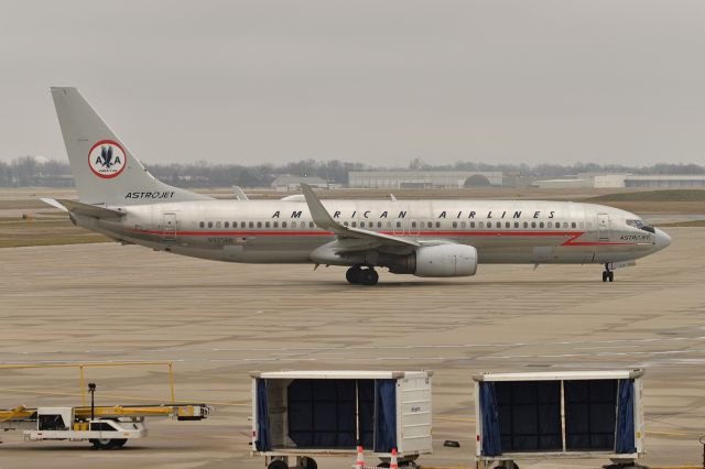 Boeing 737-800 (N905NN) - Pushed back, starting her taxi. 12-17-23