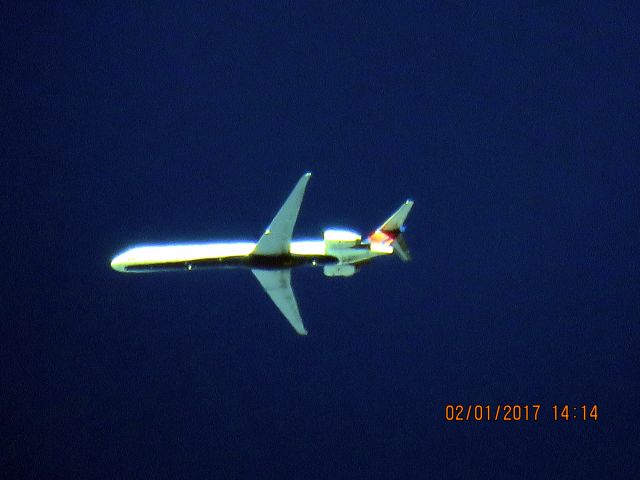 McDonnell Douglas MD-90 (N935DN)