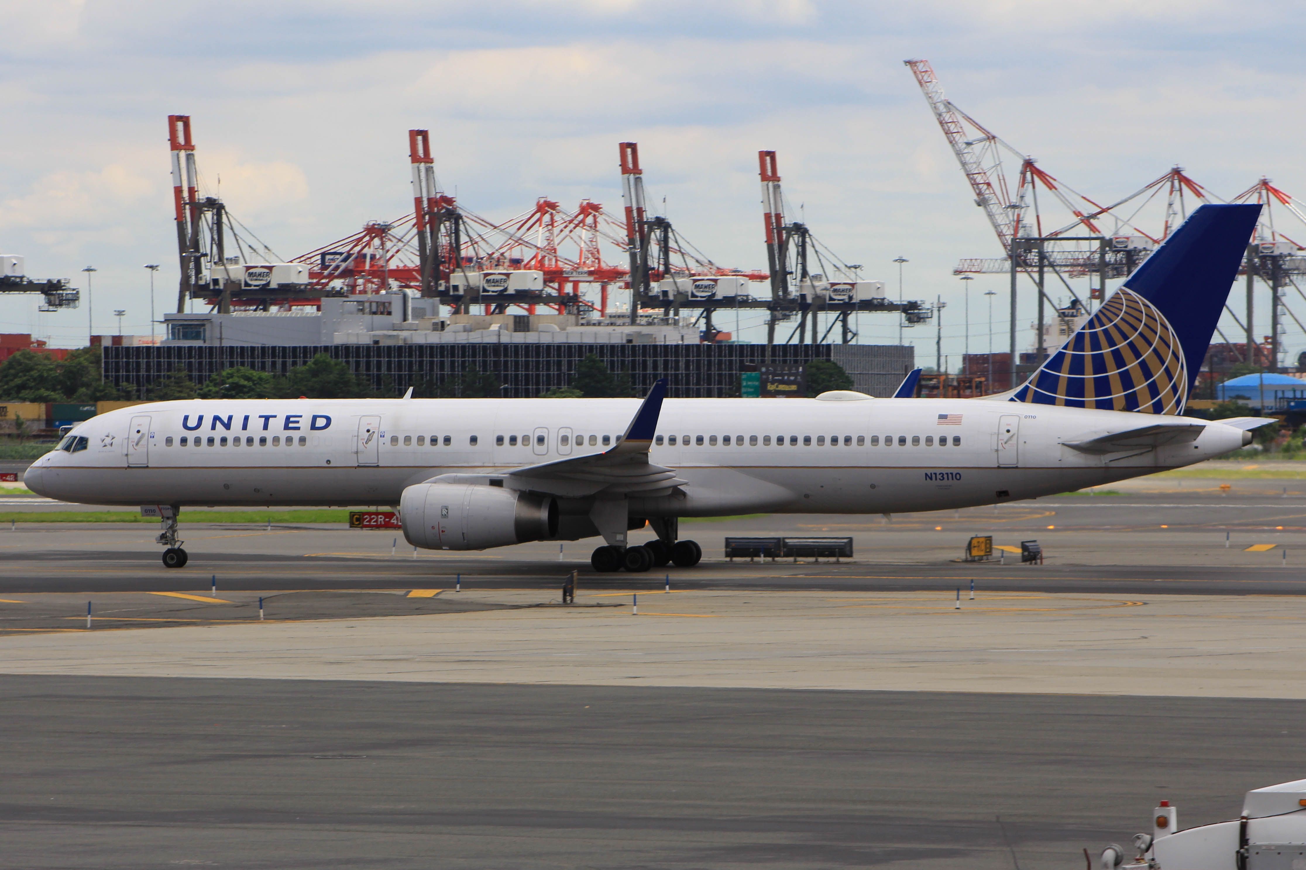 Boeing 757-200 (N13110)