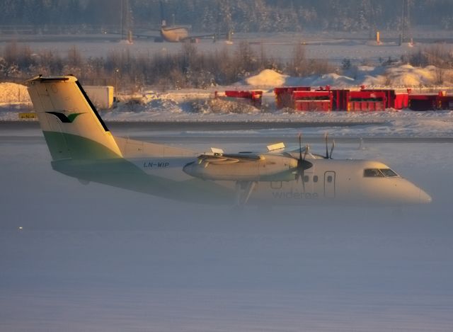 de Havilland Dash 8-100 (LN-WIP) - A crawling winter fog on the runway.