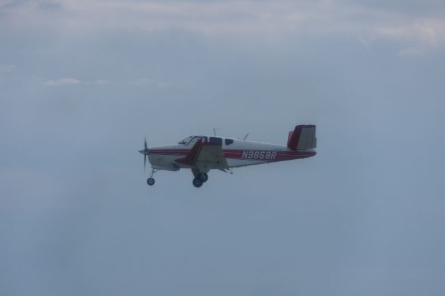 Beechcraft 35 Bonanza (N9858R)