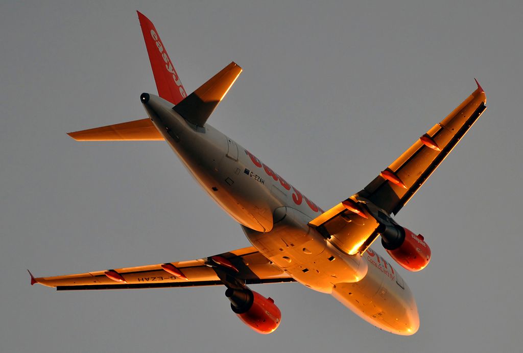 Airbus A319 (G-EZAH) - A319-111 easyJet (Nov 2008)