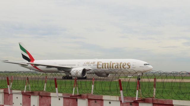 BOEING 777-300ER (A6-EGG)