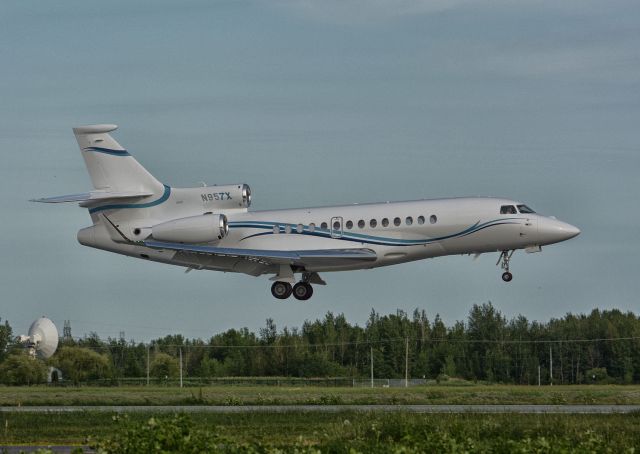 Dassault Falcon 7X (N957X) - Landing in CYHU, 08-07-2019