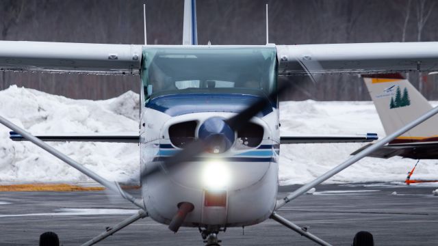 Cessna Skyhawk (N19819) - Taxiing back to the apron.