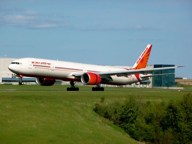 BOEING 777-300 (VT-ALM) - beautiful paint scheme on this Boeing 777-337ER,landing at Lester B. Pearson Intl,CYYZ/YYZ Toronto,Canada(Malton)