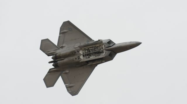 Lockheed F-22 Raptor —