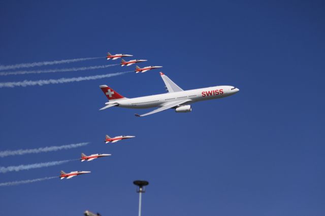 Airbus A330-300 (HB-JHN) - in Air demo at Payerne (AIR 14 Meeting - 2014.09.06) with Northrop F-5E Tiger II of Patrouille Suisse