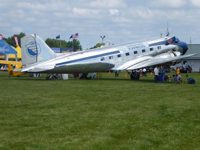 Douglas DC-3 (N28AA)