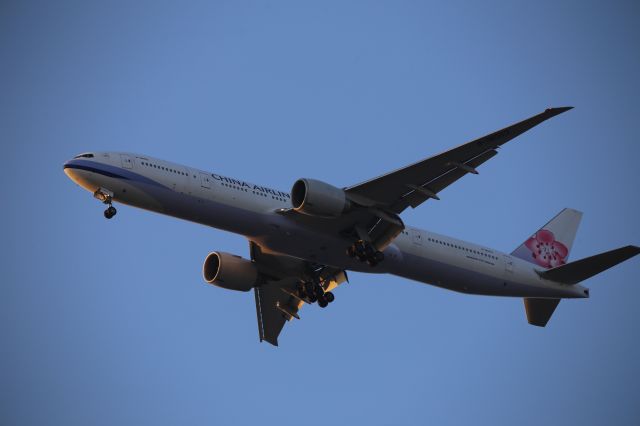 BOEING 777-300ER (B-18053)