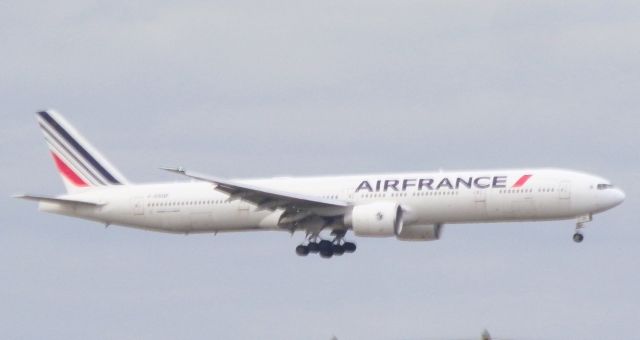 BOEING 777-300ER (F-GSQF) - Arriving from Paris,Charles de Gaulle,{Roissy} (CDG/LFPG)