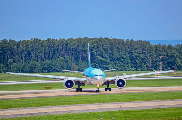 BOEING 777-300 (HL7205)