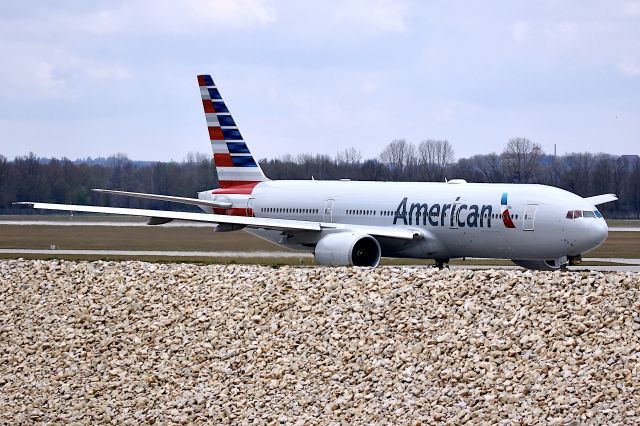 Boeing 777-200 (N784AN)