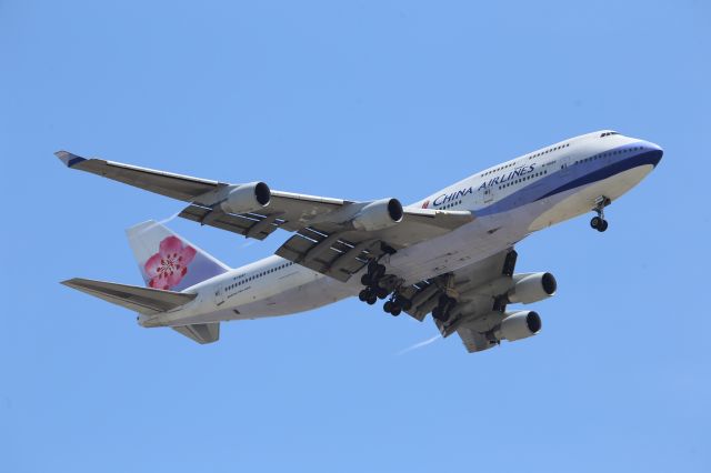 Boeing 747-400 (B-18207)